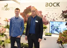 Antoine Hoogenboom van Robotec en Bock bio sience, aan de rechterkant, samen met Menno van den Berg van Hoogendoorn Stephanotis.